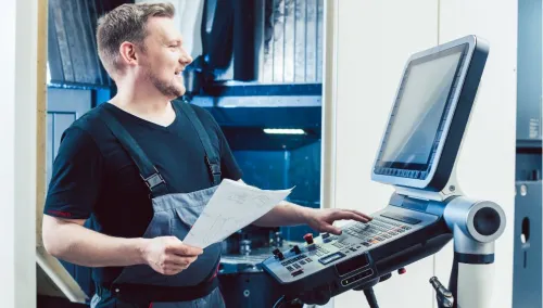 Maschinenbediener einer CNC Maschine