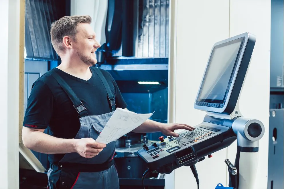Maschinenbediener einer CNC Maschine